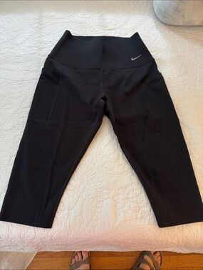 Nike Universa Cropped High-Waist Leggings w/Side Pockets, size Medium, NWOT